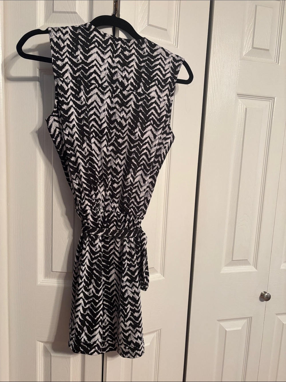 VENUS Black and White Sleeveless chevron print V-Neck Tie-Waist romper size XS - Picture 12 of 12